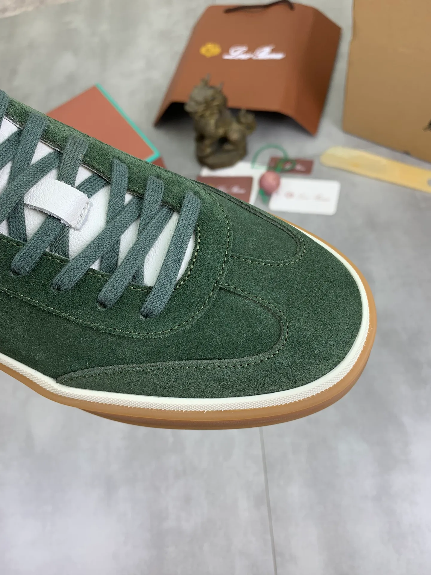 Men's Men's Shoes 💰P540 New 💰High Quality Loro Piana 💯Top Authentic Grade💯Buy the original 1:1 copy💯 Founded the existing Loro Piana company on April 24, 1924. It is now the sixth generation of family business, providing top quality products to customers who are discerning in taste and quality. Imported original fabrics, made of plain calfskin lining. Hand-sewn threads with cowhide feet. Original packaging. Size: 38-45. 7⃣️ colors available.